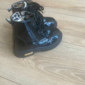 Kids fuzzy lined boots sz 26